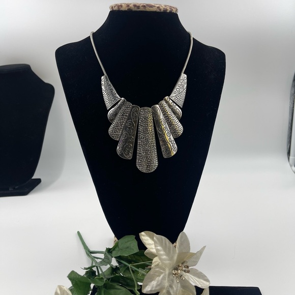 Antique-style silver fan necklace with intricate details - Picture 4 of 4